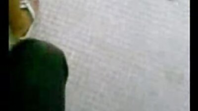 ಬೆರಗುಗೊಳಿಸುವ ಹೊಂಬಣ್ಣದ ಮಿಲ್ಫ್ ಕೋಳಿ ಮೇಲೆ ತನ್ನ ಸೀಳನ್ನು ಬಳಸಿ ಕೆಲವು ವಯಸ್ಕರ ಮೋಜನ್ನು ಹೊಂದಿದೆ